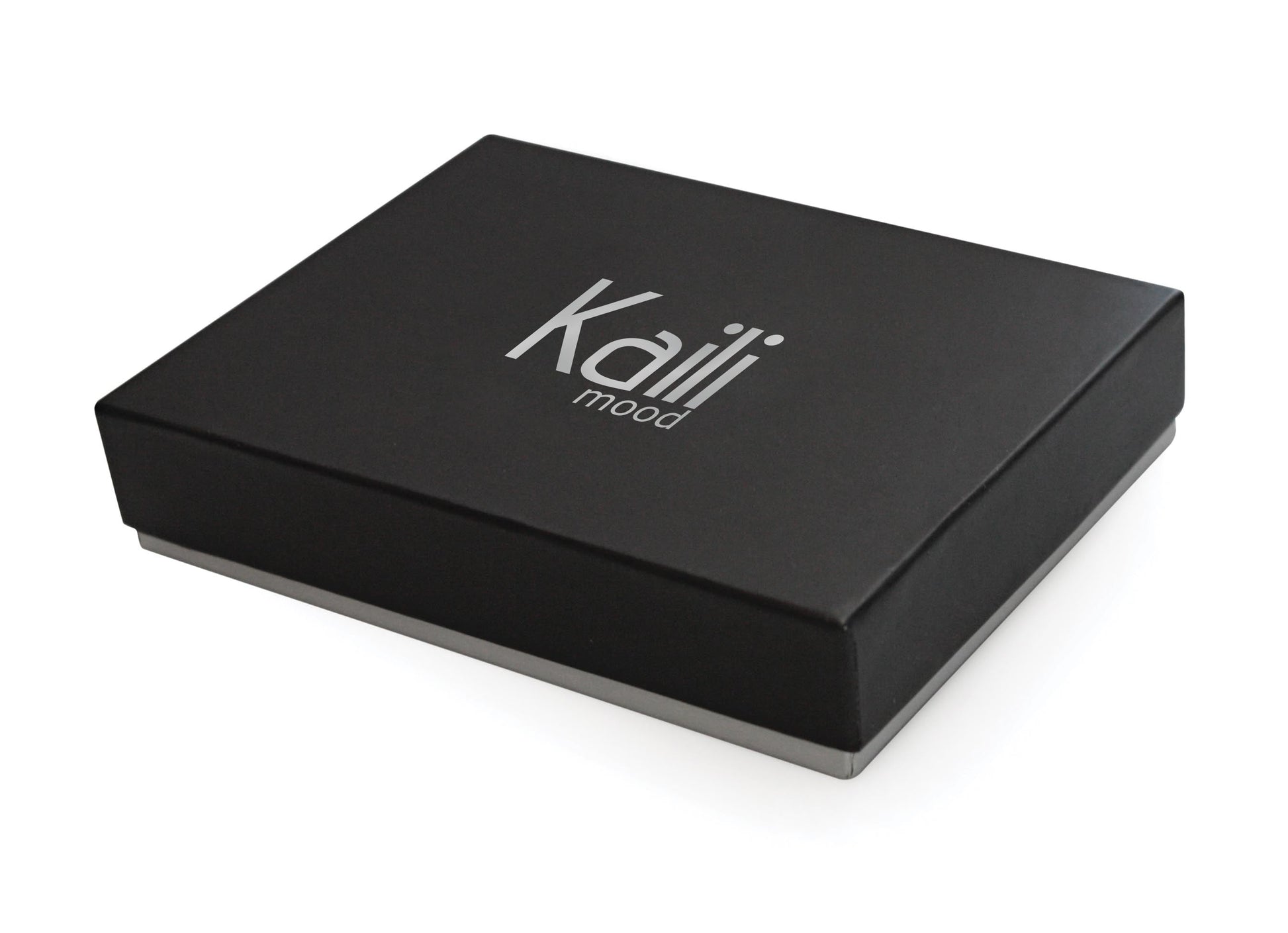 K10304AB | Portafogli Uomo in Vera Pelle pieno fiore, grana dollaro. Colore Nero. Tasca p/monete. Dimensioni da chiuso: cm 12,5 x 9,3 x 1. Confezione: Gift Box rigido fondo/coperchio-4